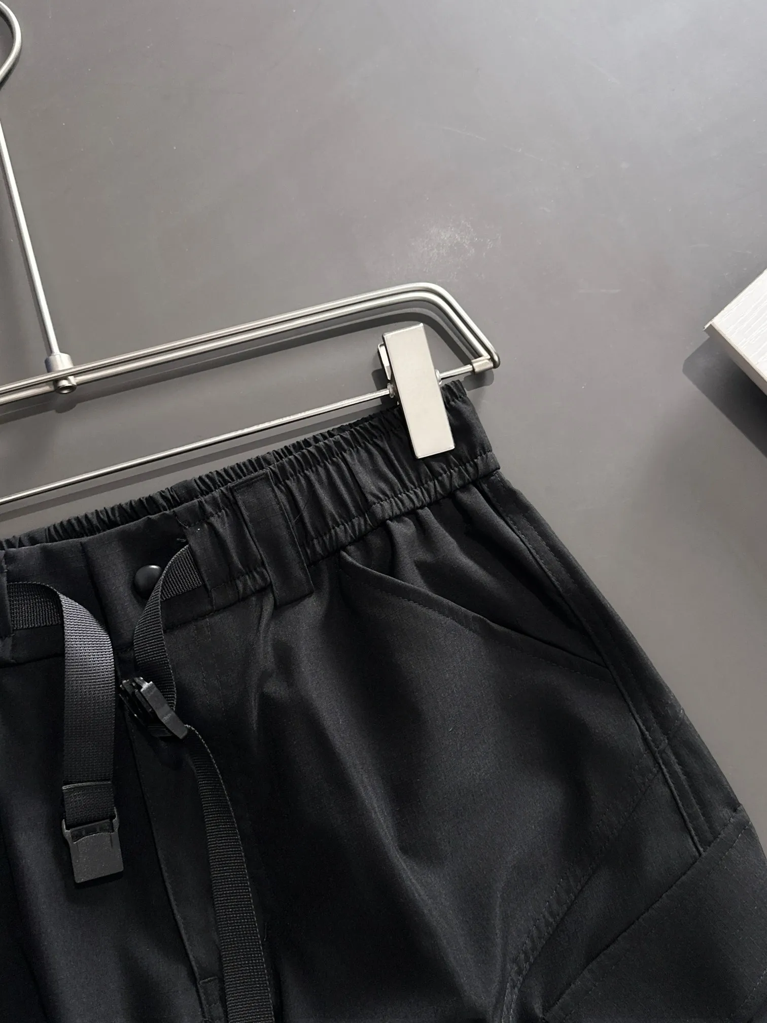 🅿️400 shipped next day Stone lsland/stone island 2025 spring and summer new elastic band casual solid color leggings trousers, trousers hem with two needle stitches, fine and firm stitching, counter-customized fabrics with high breathability and comfort, impeccable details, brand element design concept, reflecting high quality. It feels delicate and soft! It presents a casual cut and the upper body shape is great! Size: M-3XXL